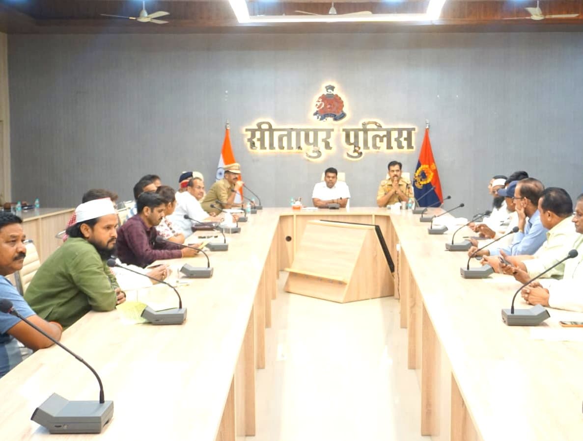 आगामी त्योहारों को लेकर डीएम-एसपी ने की पीस कमेटी की बैठक