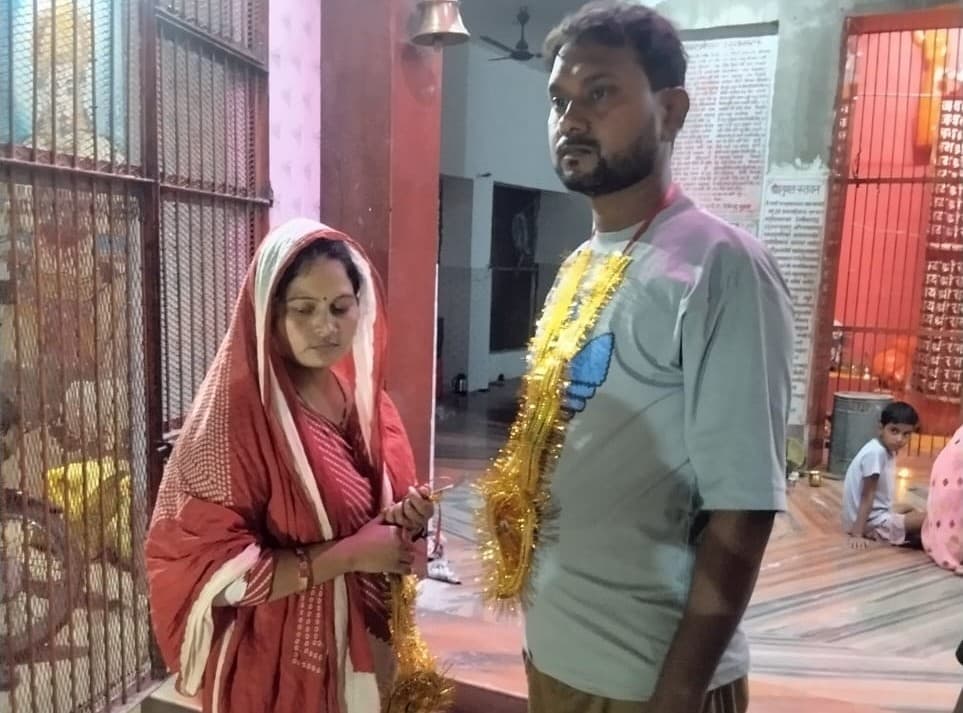 17 साल बाद पति ने पत्नी को प्रेमी के साथ किया विदा