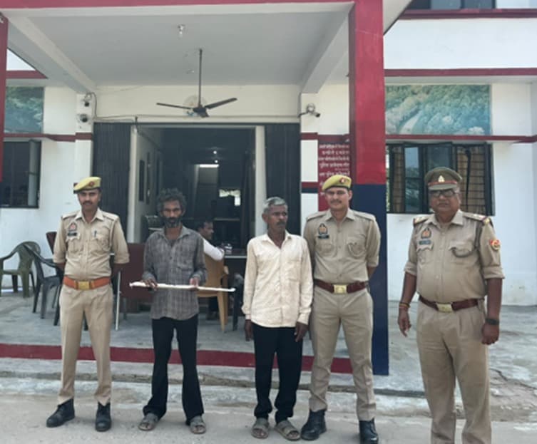 सगे भाई की हत्या के आरोप में दो सगे भाई गिरफ्तार, लोहे का बांका बरामद