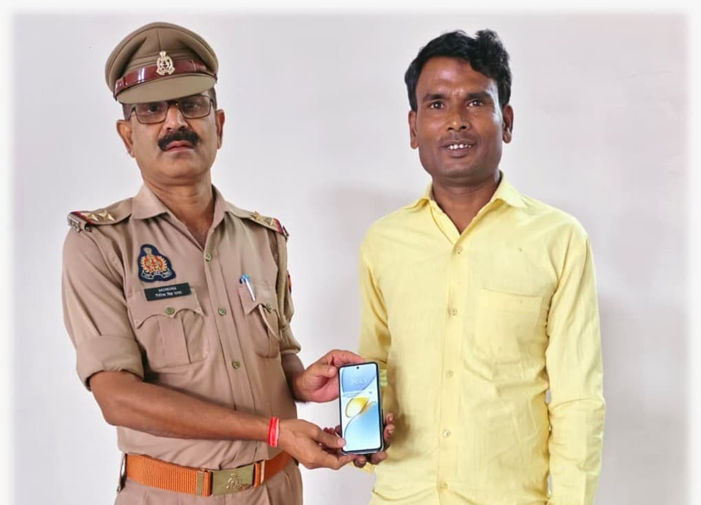 CEIR पोर्टल की मदद से नैमिषारण्य पुलिस ने बरामद किए तीन मोबाइल फोन