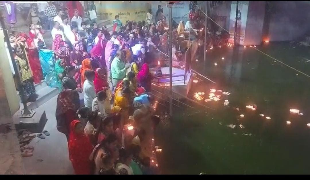 दीपदान से जगमगाया दधीचि कुंड, आतिशबाजी से महोत्सव का भव्य समापन